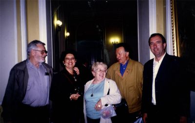 Encuentro en el Centro de Estudios Latinoamericanos de la Universidad de Varsovia. En compañía de los profesores argentinos Gerardo de Jong y Elsa Laurelli (primero y tercera por la izquierda). Varsovia, 2000